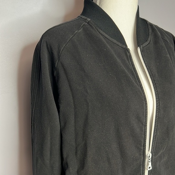 TOMMY HILFIGER JEANS BLACK WITH WHITE ACCENTS ZIP LIGHTWEIGHT JACKET LARGE - Picture 3 of 11